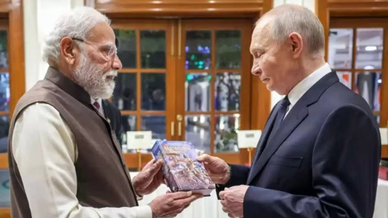 भारत-रूस शिखर सम्मेलन में मोदी ने पुतिन को दिए सांस्कृतिक उपहार