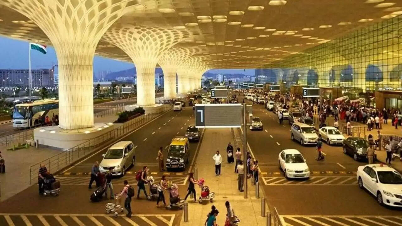 मुंबई एयरपोर्ट पर बम की झूठी धमकी से हड़कंप