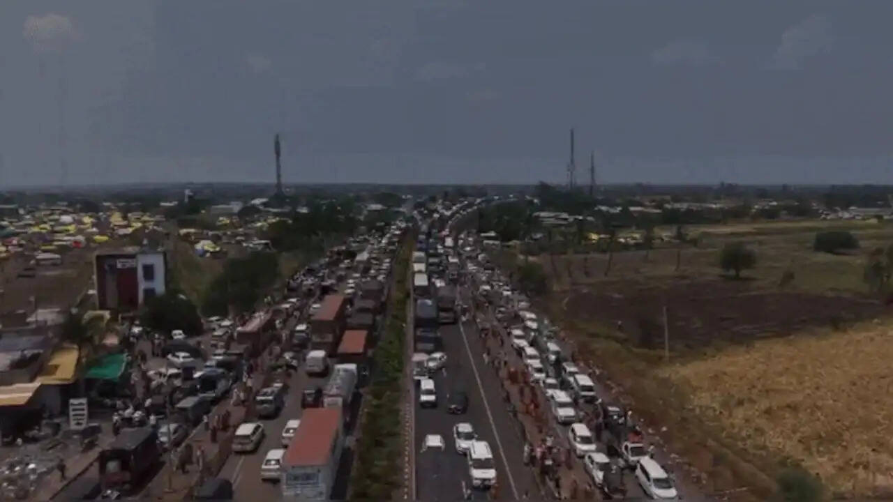 महाराष्ट्र में येडेश्वरी मेले के दौरान 40 किलोमीटर लंबा जाम: श्रद्धालुओं की भीड़ ने बढ़ाई मुश्किलें