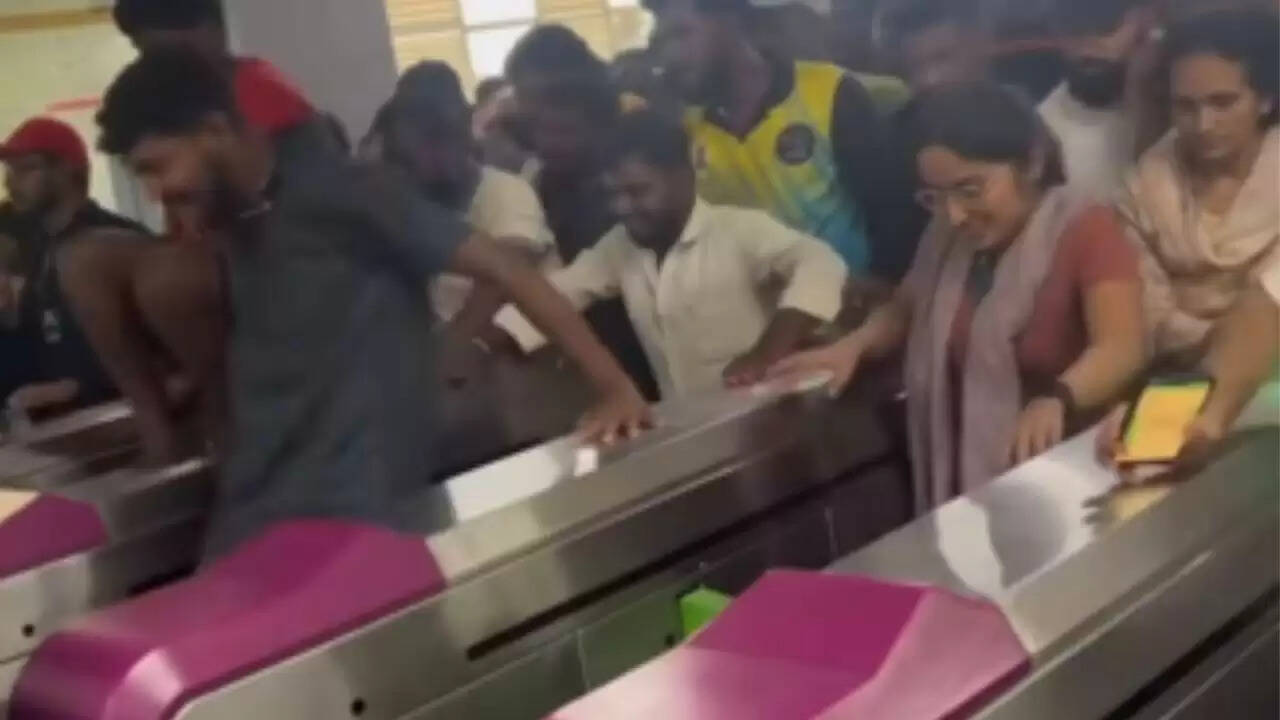 बेंगलुरु मेट्रो स्टेशन पर भगदड़: 11 की मौत, सोशल मीडिया पर गुस्सा