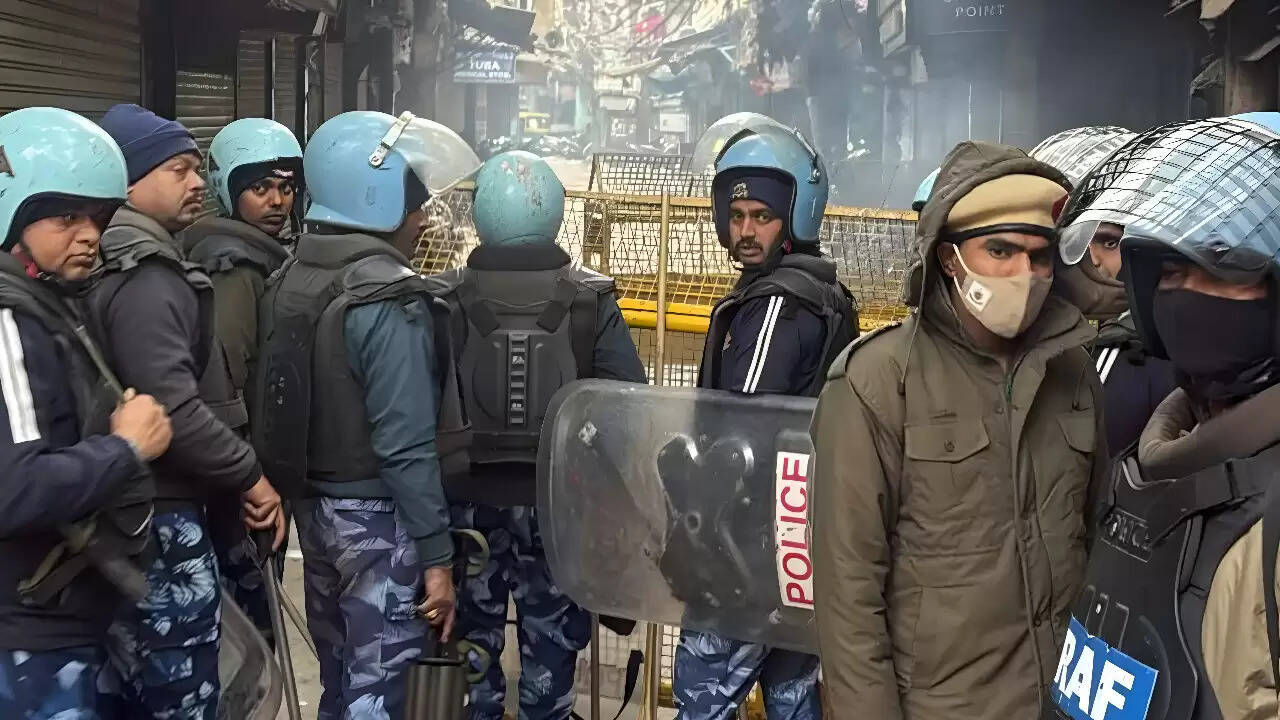 दिल्ली के तुर्कमान गेट में हिंसा: पुलिसकर्मी घायल, जांच जारी