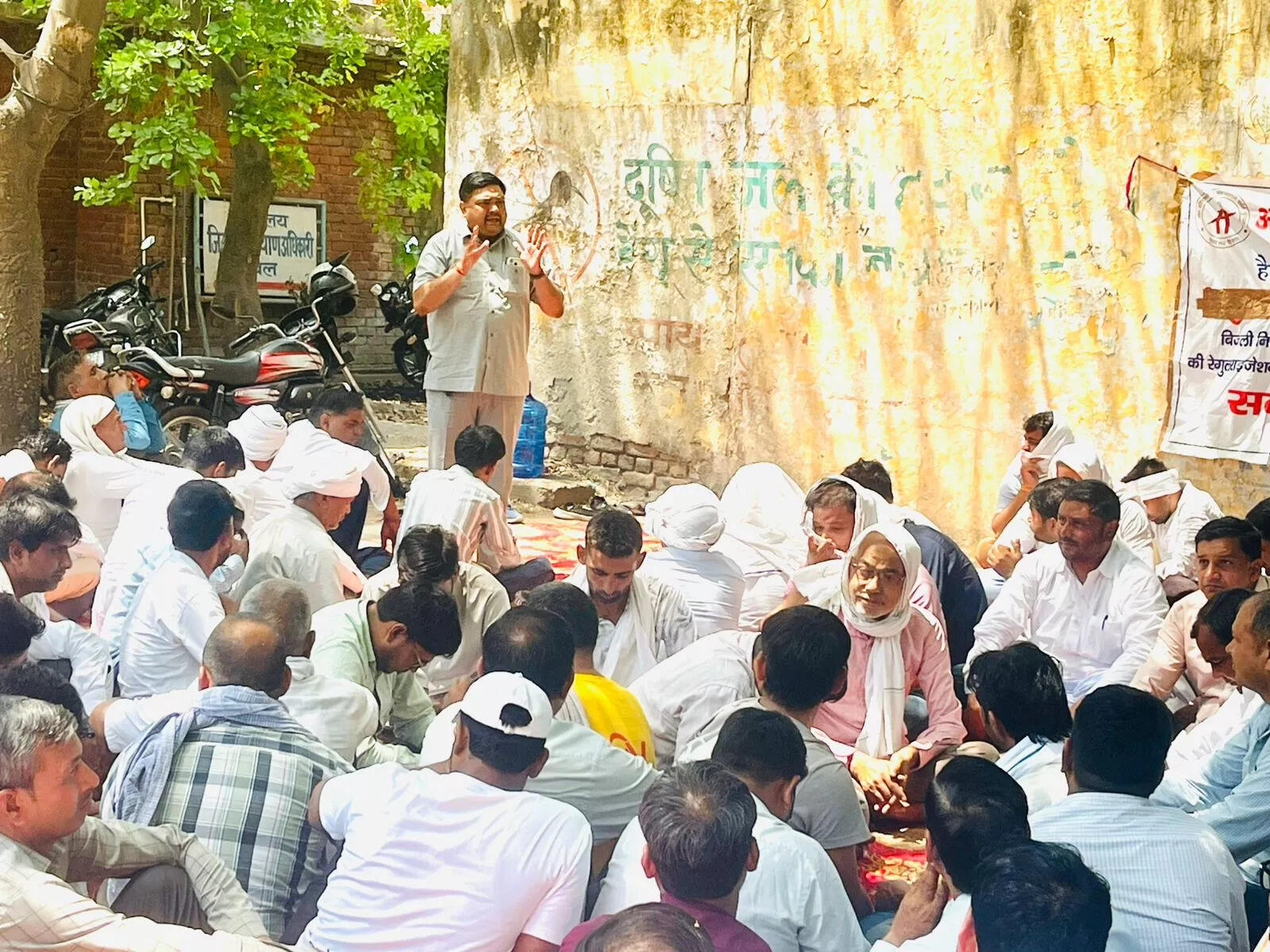 बिजली कर्मचारियों का प्रदर्शन: मांगें न पूरी होने पर अनिश्चितकालीन धरने की चेतावनी