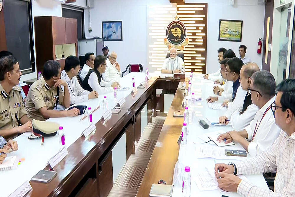 पीएम मोदी ने अहमदाबाद में विमान दुर्घटना के पीड़ितों से की मुलाकात
