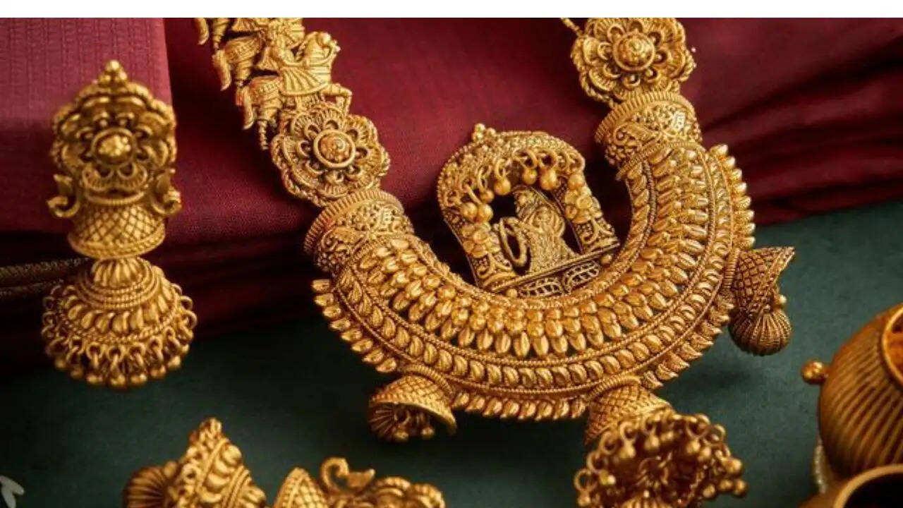 सोने और चांदी के भाव में आज मामूली गिरावट