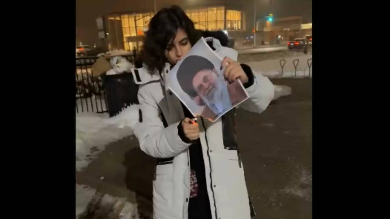 ईरान में महिलाओं का साहसिक विरोध: खामेनेई की तस्वीरें जलाकर दे रही हैं संदेश