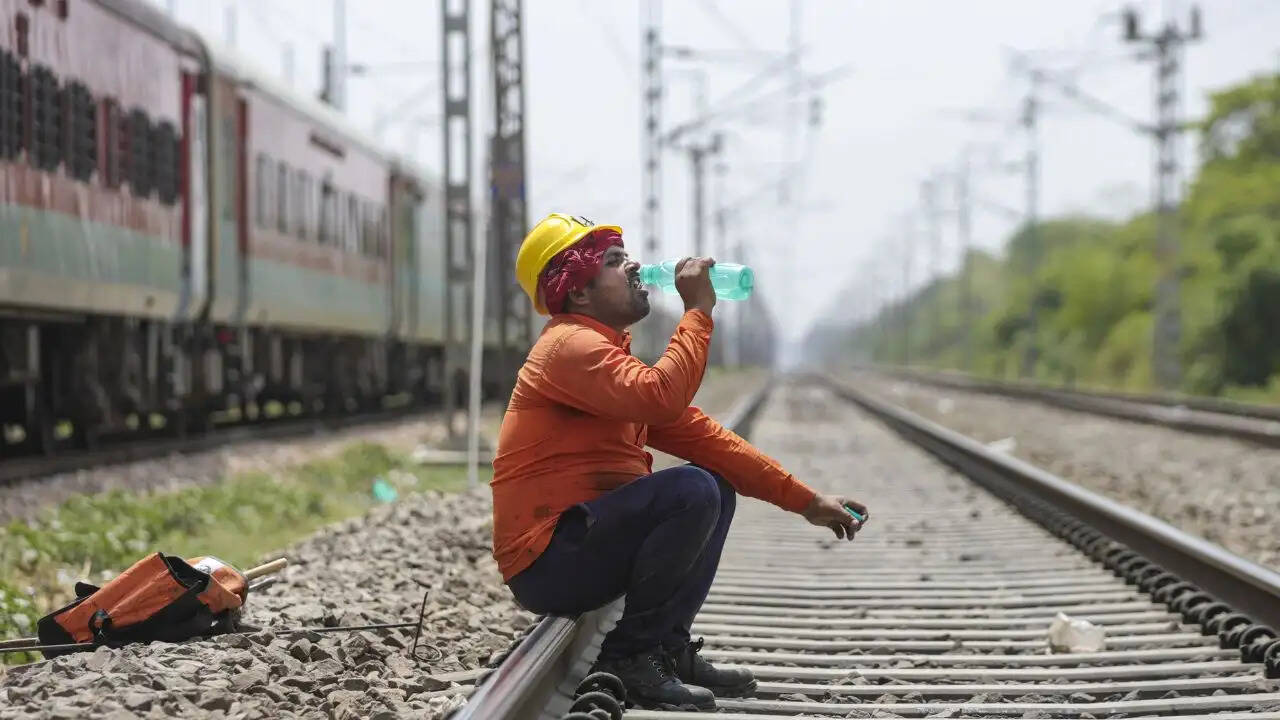 भारत में भीषण गर्मी और तूफान का अलर्ट, 13 राज्यों में लू की चेतावनी