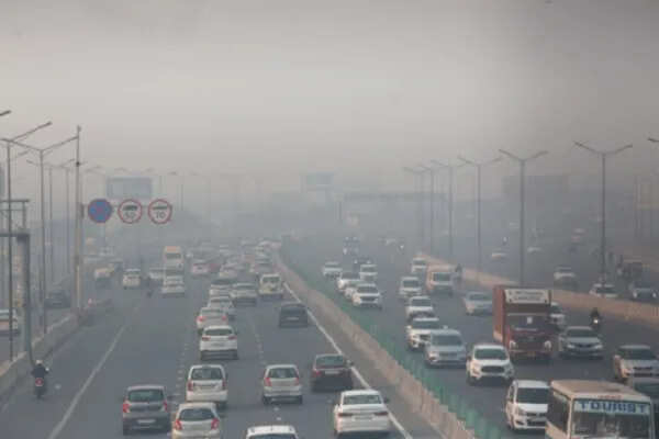 दिल्ली-एनसीआर में प्रदूषण से व्यापार पर भारी असर, रोजाना 100 करोड़ का नुकसान