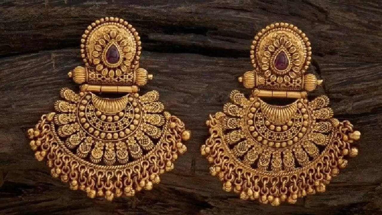 भारत में सोने और चांदी की कीमतों में गिरावट जारी