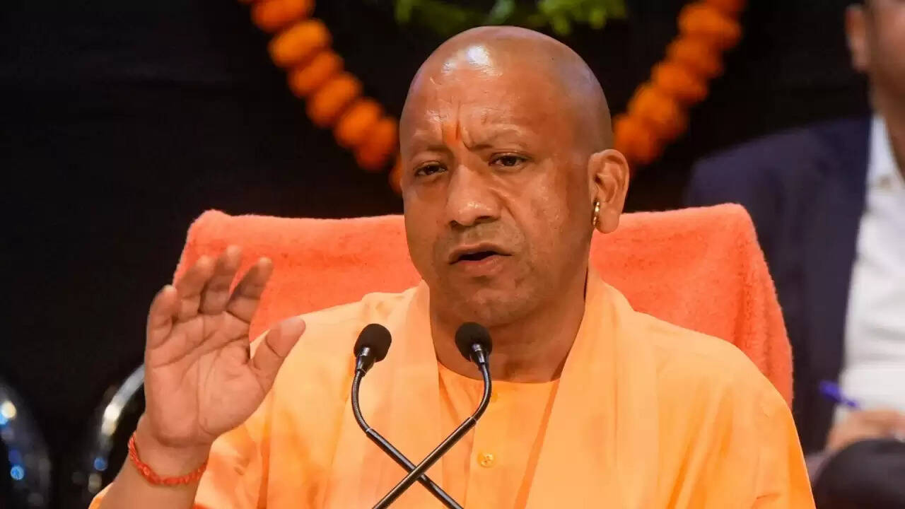 CM Yogi Adityanath का सख्त संदेश: दशहरा पर शांति और सुरक्षा बनाए रखना है प्राथमिकता