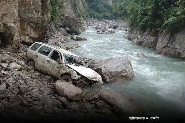 चंबा में सड़क दुर्घटना: पर्यटकों की कार गहरी खाई में गिरी, आठ की मौत की आशंका