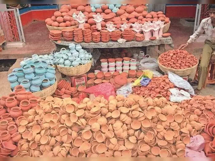 दीपावली में अपने दीये से लोगों के घर रोशन करने वाले कुम्हारों की जिंदगी अंधेरे में