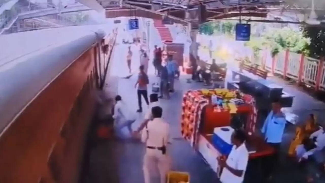 सीतापुर जंक्शन पर युवक की जान बचाने में जवानों की तत्परता