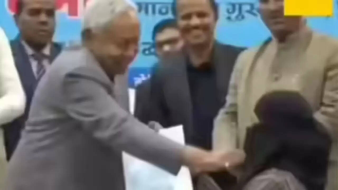 बिहार में नीतीश कुमार का हिजाब विवाद: राजनीति में उथल-पुथल