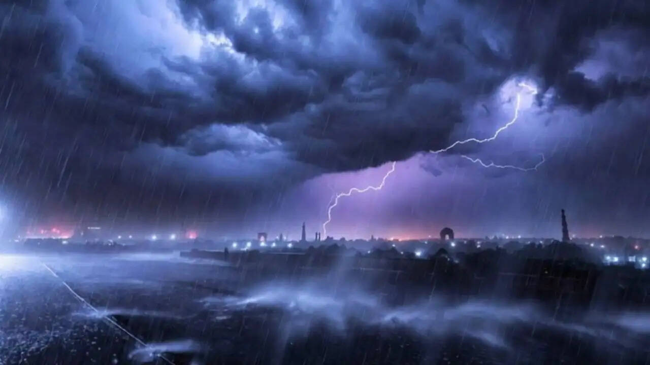 दिल्ली में मौसम में बदलाव: भारी बारिश और तेज हवाओं की संभावना