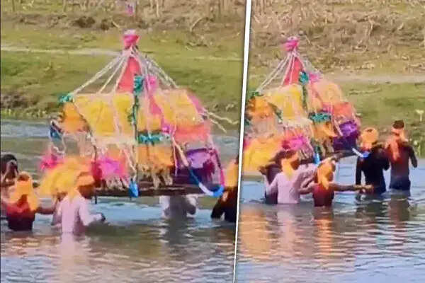 कटिहार में ग्रामीणों को नदी पार कर शव ले जाने की मजबूरी, वीडियो वायरल