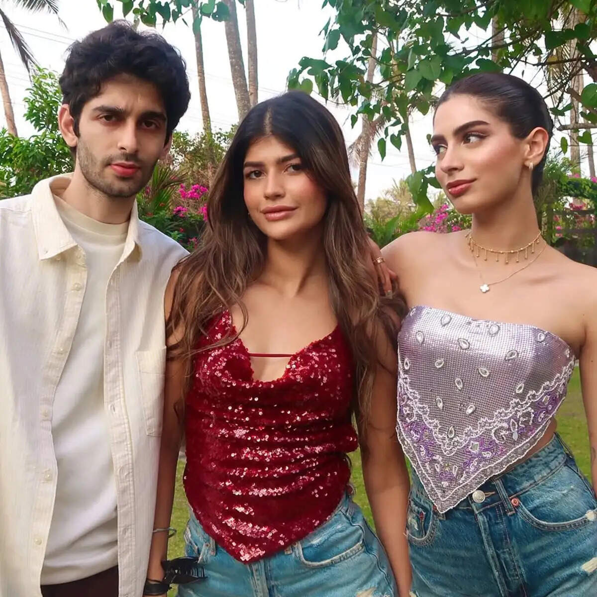 खुशी कपूर की बोल्ड बिकिनी तस्वीरें: पूल किनारे गर्ल गैंग के साथ ग्लैमरस अंदाज