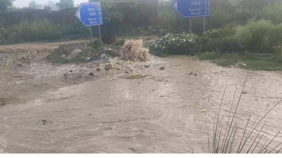 ग्रेटर नोएडा वेस्ट में पाइपलाइन फटने से पानी की सप्लाई बाधित