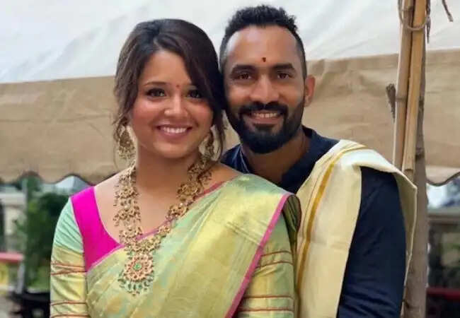 दिनेश कार्तिक और दीपिका पल्लिकल को मिली बेटी का आशीर्वाद