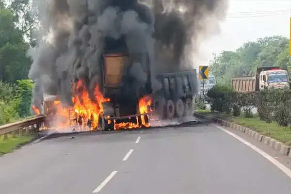 ओडिशा में दो ट्रकों की भीषण टक्कर, ड्राइवरों की जलकर मौत