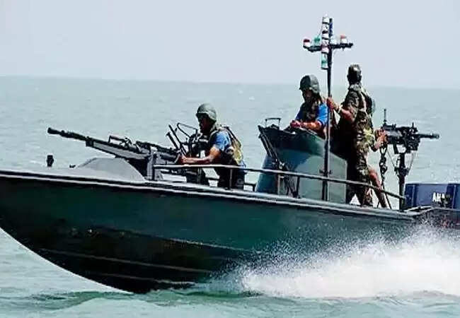 श्रीलंकाई नौसेना ने 35 भारतीय मछुआरों को सीमा उल्लंघन के आरोप में गिरफ्तार किया