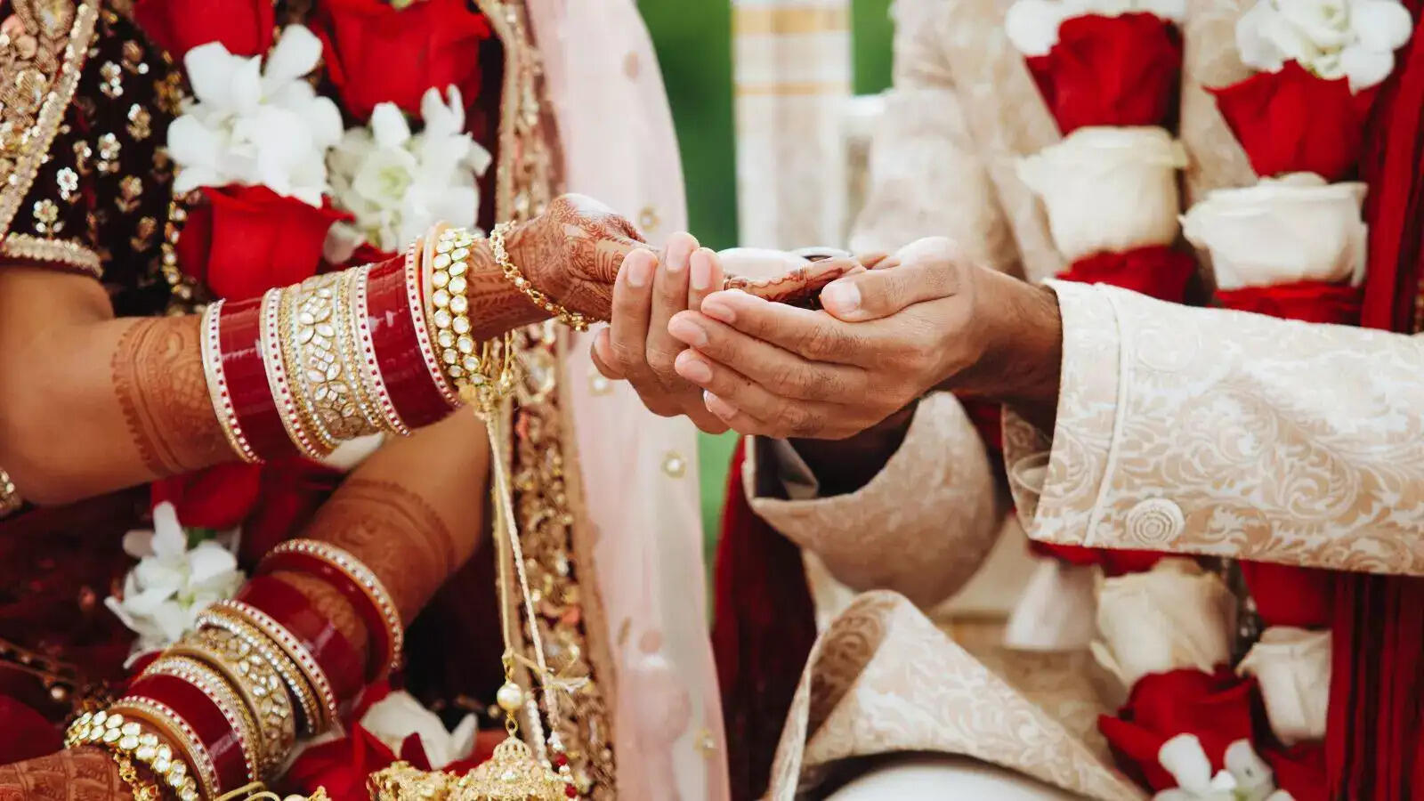 शादी के खर्च को कम करने के लिए सरकारी योजनाएँ: जानें कैसे मिल सकता है आर्थिक सहयोग