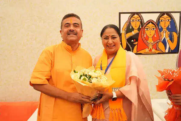 मुख्यमंत्री रेखा गुप्ता ने बंगाल में नई सरकार के शपथ ग्रहण समारोह में भाग लिया