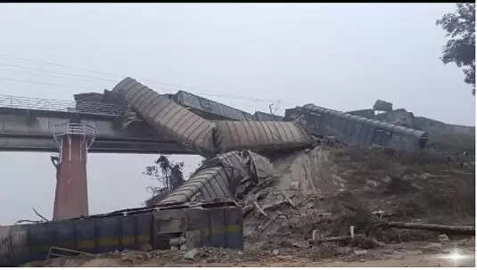 रेलवे दुर्घटना से बची पूर्वांचल एक्सप्रेस, चमत्कारिक संयोग से टला बड़ा हादसा