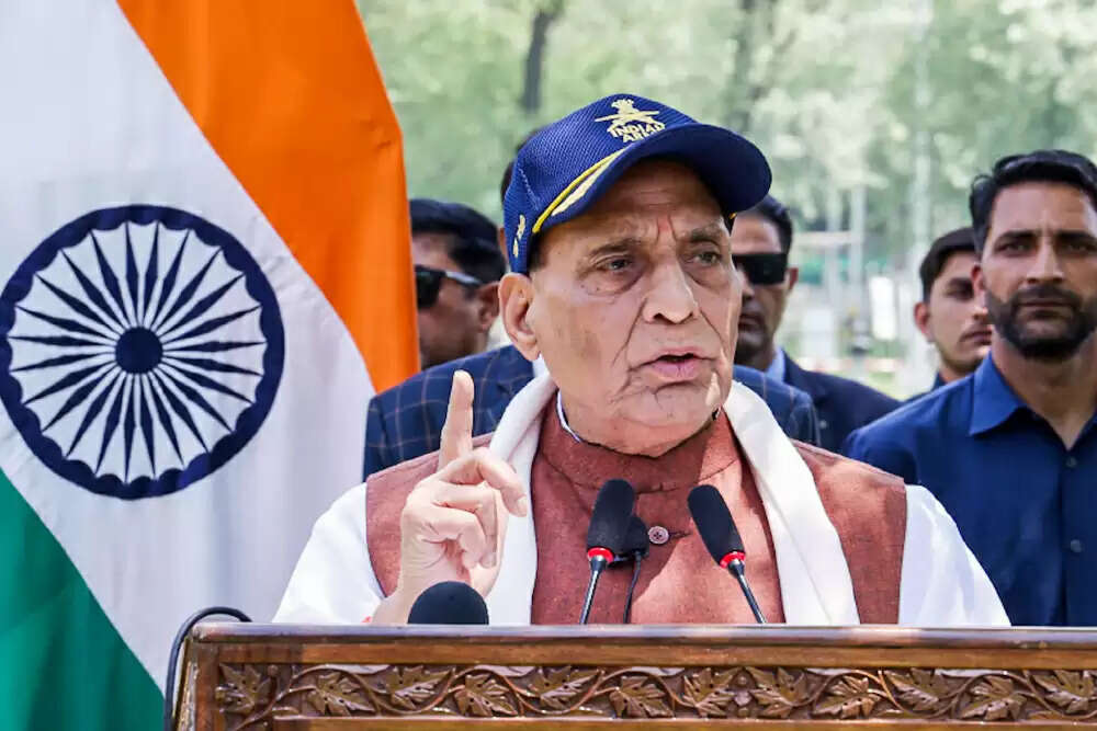 रक्षा मंत्री ने तीन डिफेंस पीएसयू को मिनीरत्न श्रेणी-I का दर्जा दिया