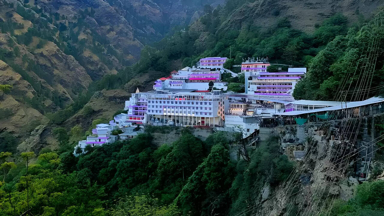 2026 से वैष्णो देवी यात्रा में नए नियम: समय सीमा और सुविधाएं