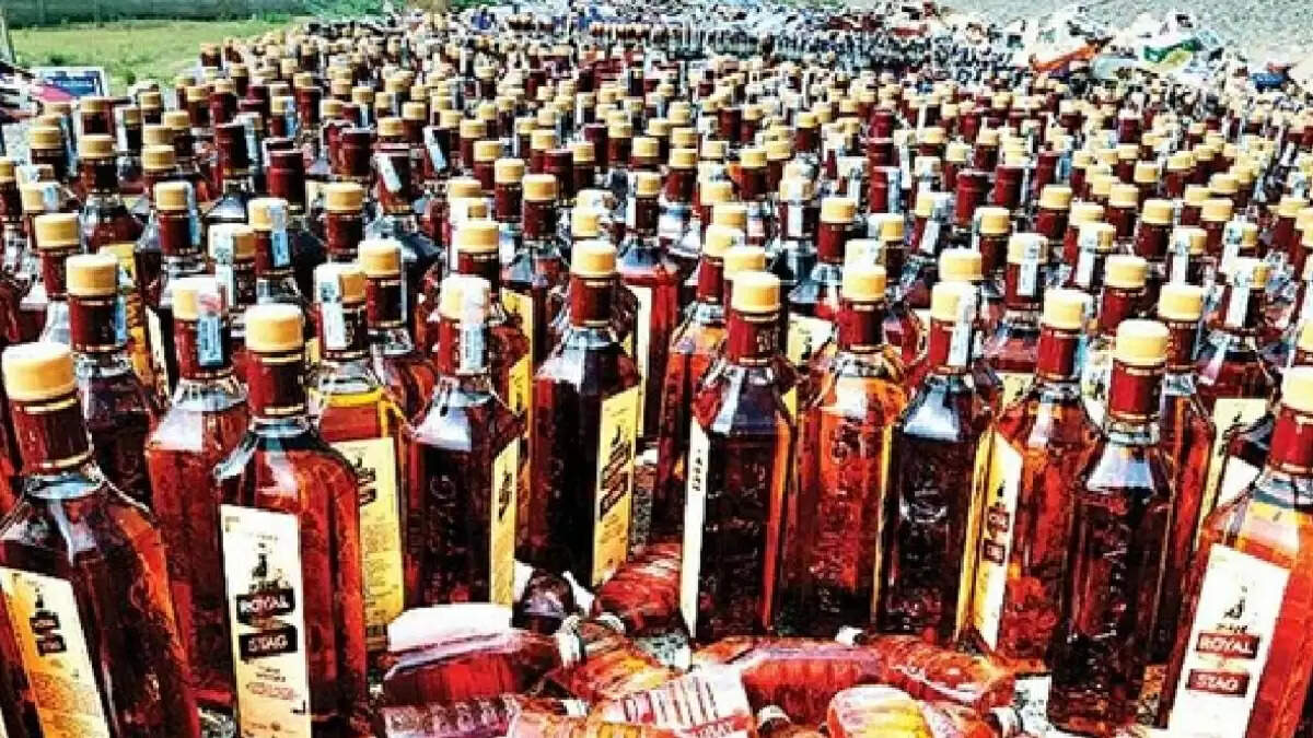 अहमदाबाद में शराब तस्करी का बड़ा खुलासा, 700 पेटियां बरामद