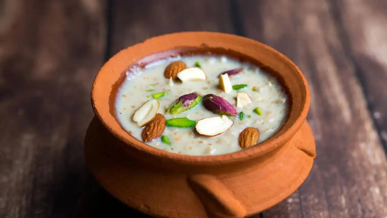 ईद पर फिरनी बनाने की आसान रेसिपी: शाही मिठाई का स्वाद घर पर