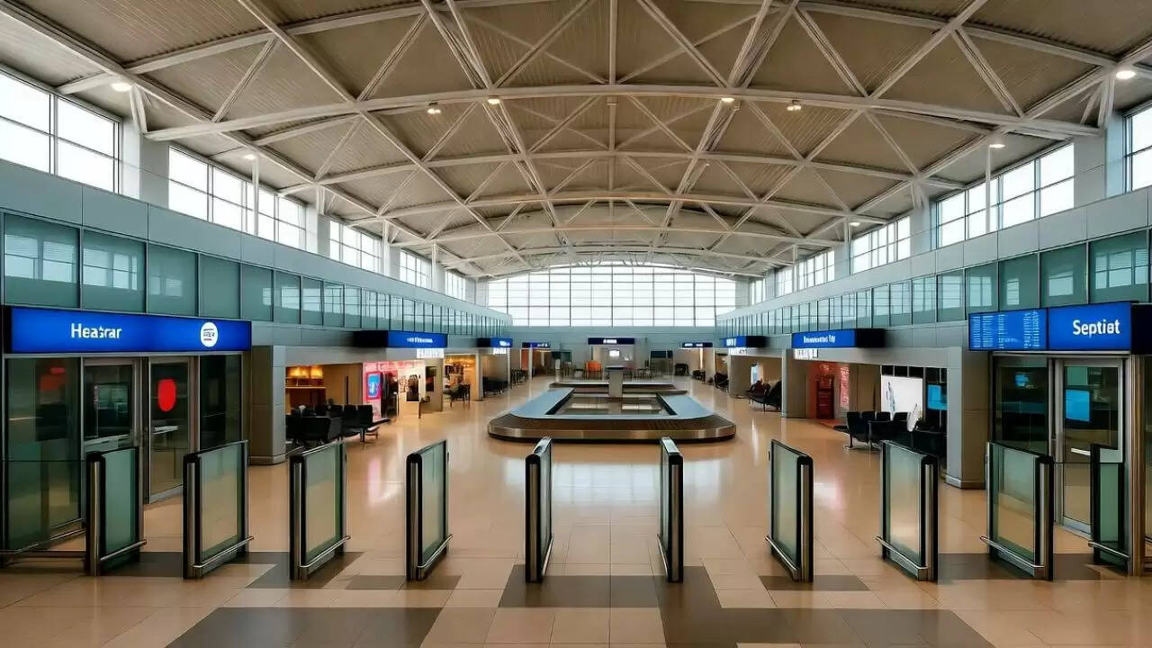 हैदराबाद एयरपोर्ट पर बम की धमकी से हड़कंप, इंडिगो फ्लाइट डायवर्ट