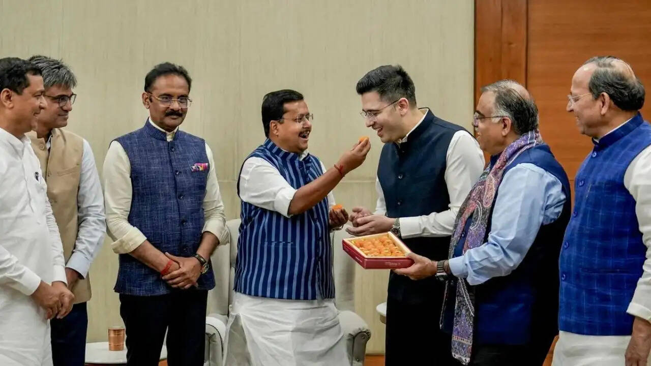 AAP को बड़ा झटका: सात सांसद BJP में शामिल, राज्यसभा में संख्या में गिरावट