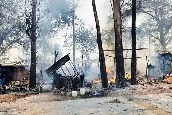 देवास में भीषण आग ने गरीब परिवार की जिंदगी को पल भर में तबाह किया