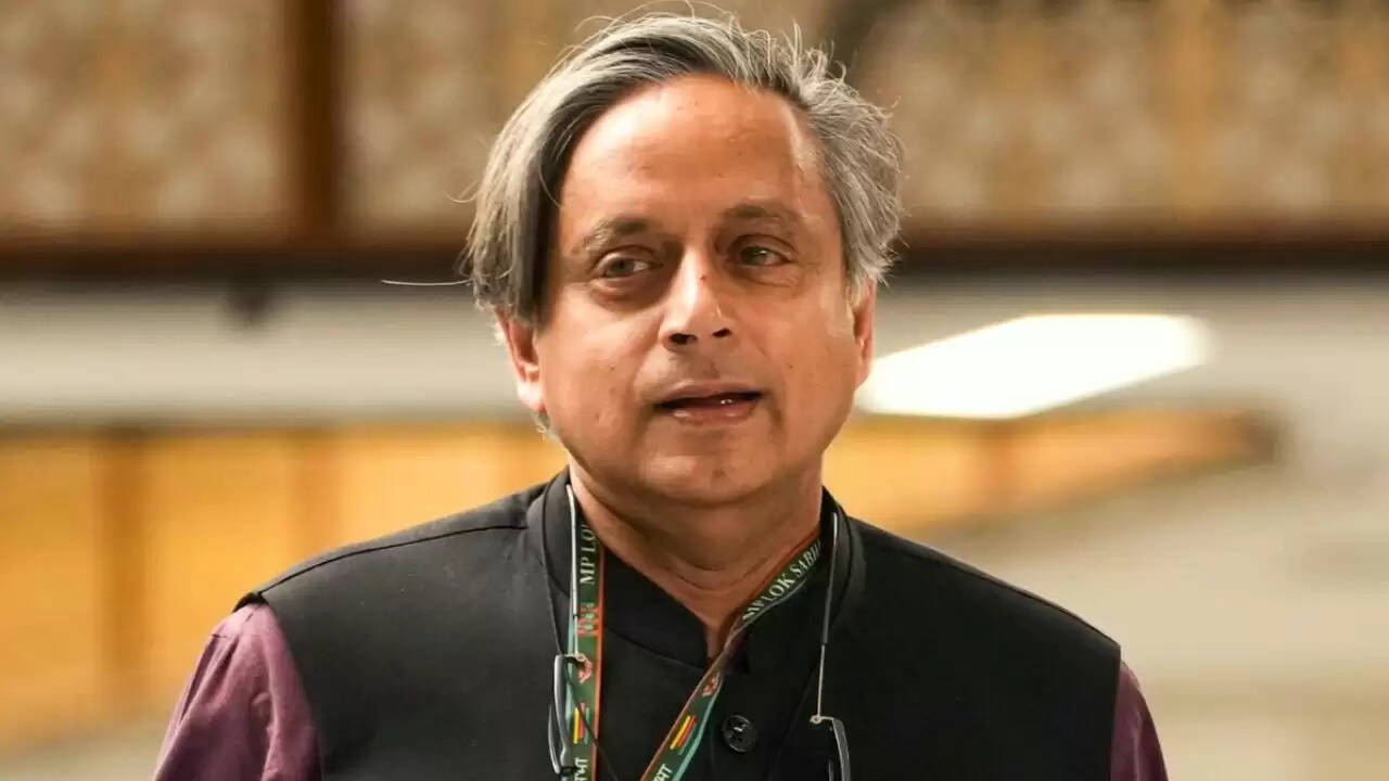 शशि थरूर का अमेरिका पर कड़ा हमला: पीटर नवारो के विवादास्पद बयान पर प्रतिक्रिया