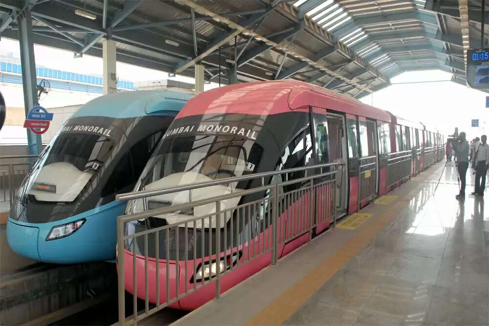 मुंबई मोनोरेल सेवा अस्थायी रूप से बंद, यात्रियों में असंतोष