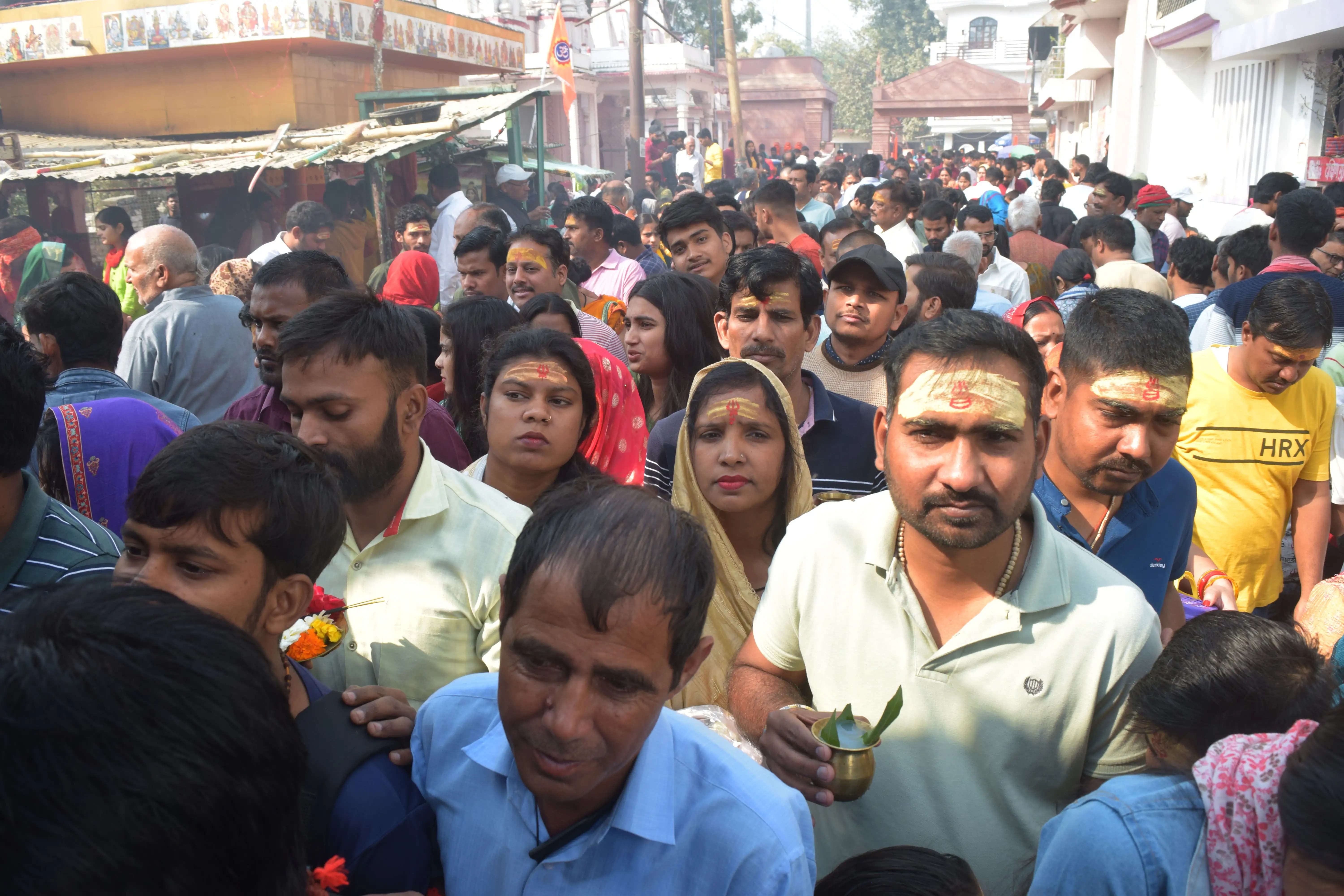 प्रयागराज के शिवकुटी में स्थित शिव मन्दिर में पूजा अर्चना के लिये लगी श्रद्वालुओं की भीड़