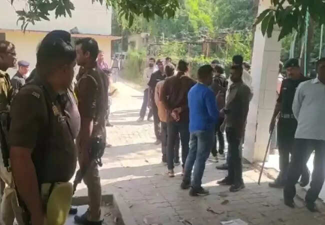 गोंडा मेडिकल कॉलेज में शवों की आंखें गायब, परिजनों का हंगामा