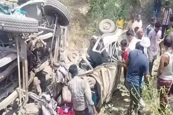 बिहार में सड़क दुर्घटना: मुंडन से लौटते परिवार पर डंपर ने मारा टक्कर, 6 की मौत