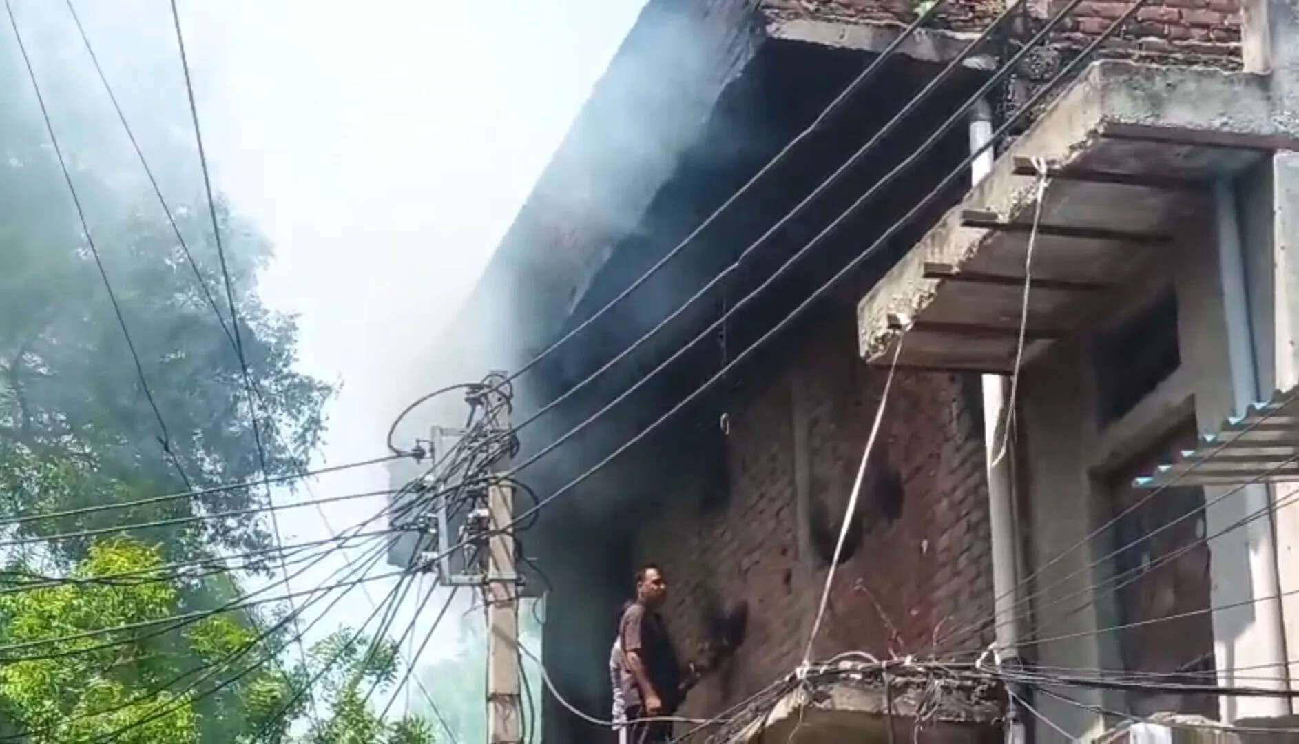 भीषण आग से प्रभावित हुआ गुरुग्राम का टाइल्स गोदाम, लाखों का नुकसान