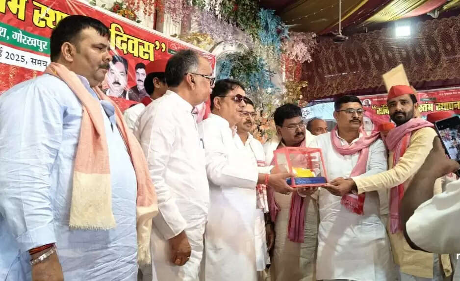 समाजवादी पार्टी ने संविधान मान स्तम्भ स्थापना दिवस मनाया