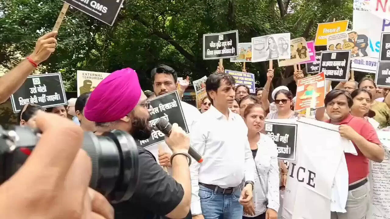 दिल्ली में निजी स्कूलों की फीस वृद्धि पर अभिभावकों का विरोध
