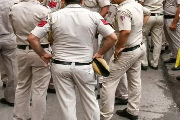 दिल्ली पुलिस के हेड कॉन्स्टेबल को रिश्वत लेते पकड़ा गया