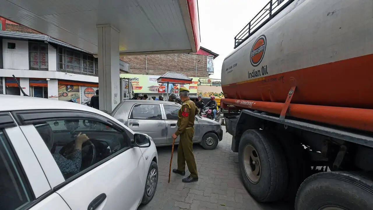 अंतरराष्ट्रीय तेल कीमतों में वृद्धि: भारत में पेट्रोल और डीजल के दाम