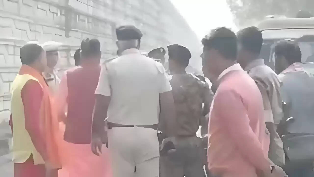 बिहार विधानसभा चुनाव: मतदान के दौरान कांग्रेस और भाजपा समर्थकों के बीच झड़प