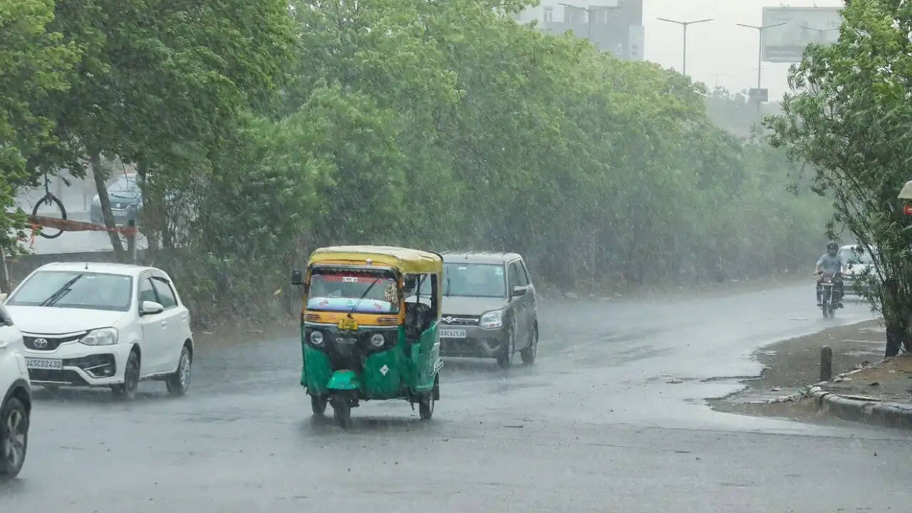 भारत में भीषण गर्मी से राहत: 16 राज्यों में बारिश और आंधी का अलर्ट