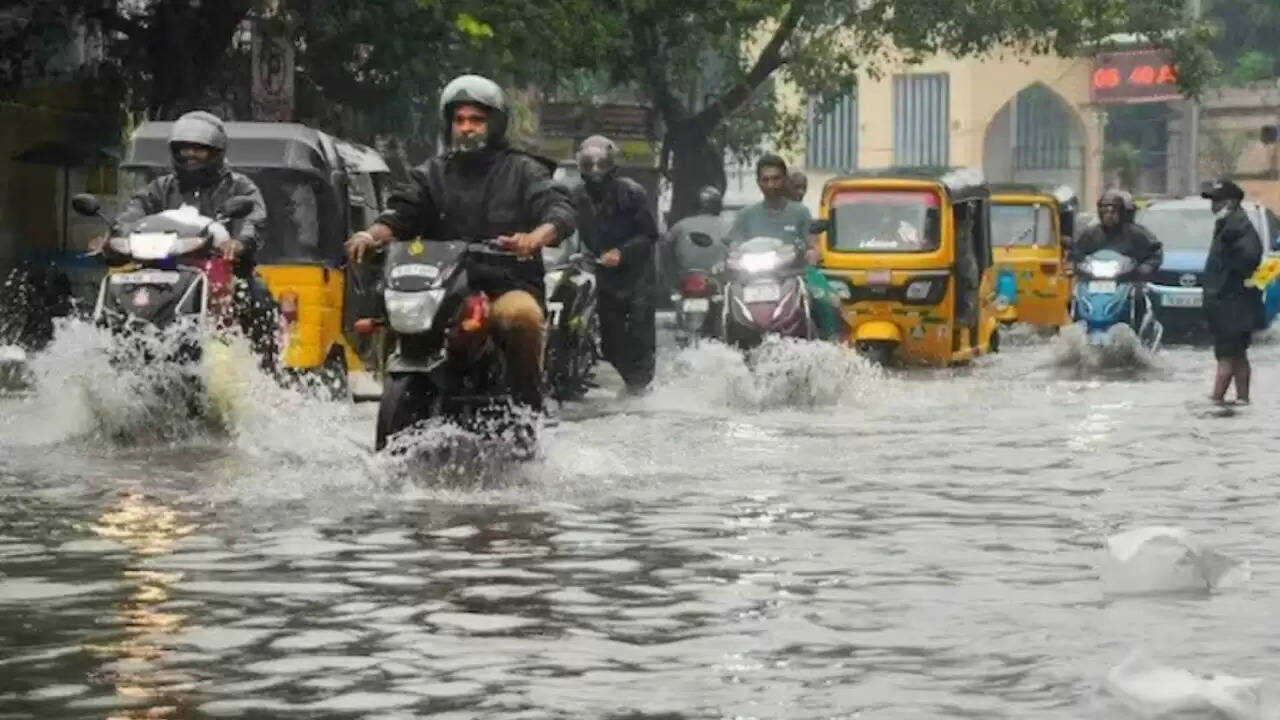 भारत में मानसून का कहर: बाढ़ की स्थिति और भारी बारिश की चेतावनी