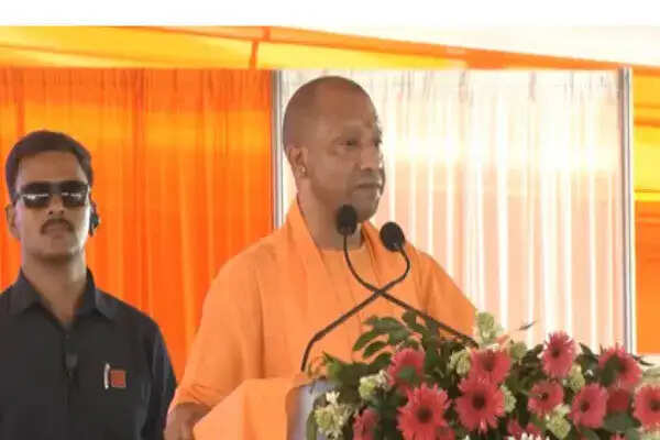 योगी आदित्यनाथ का बलरामपुर दौरा: जनसभा में उमड़ा जनसैलाब