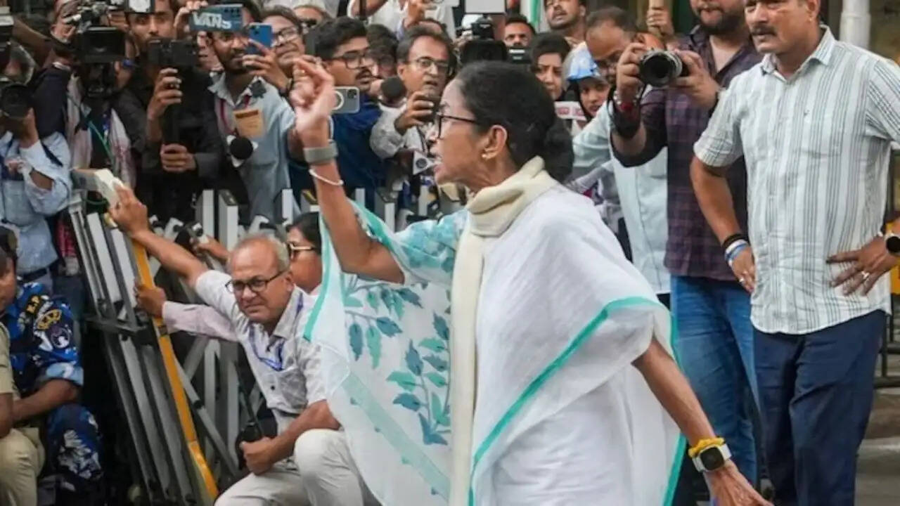 बंगाल में ममता बनर्जी की पार्टी में टूट के संकेत, विधायकों की कमी पर उठे सवाल