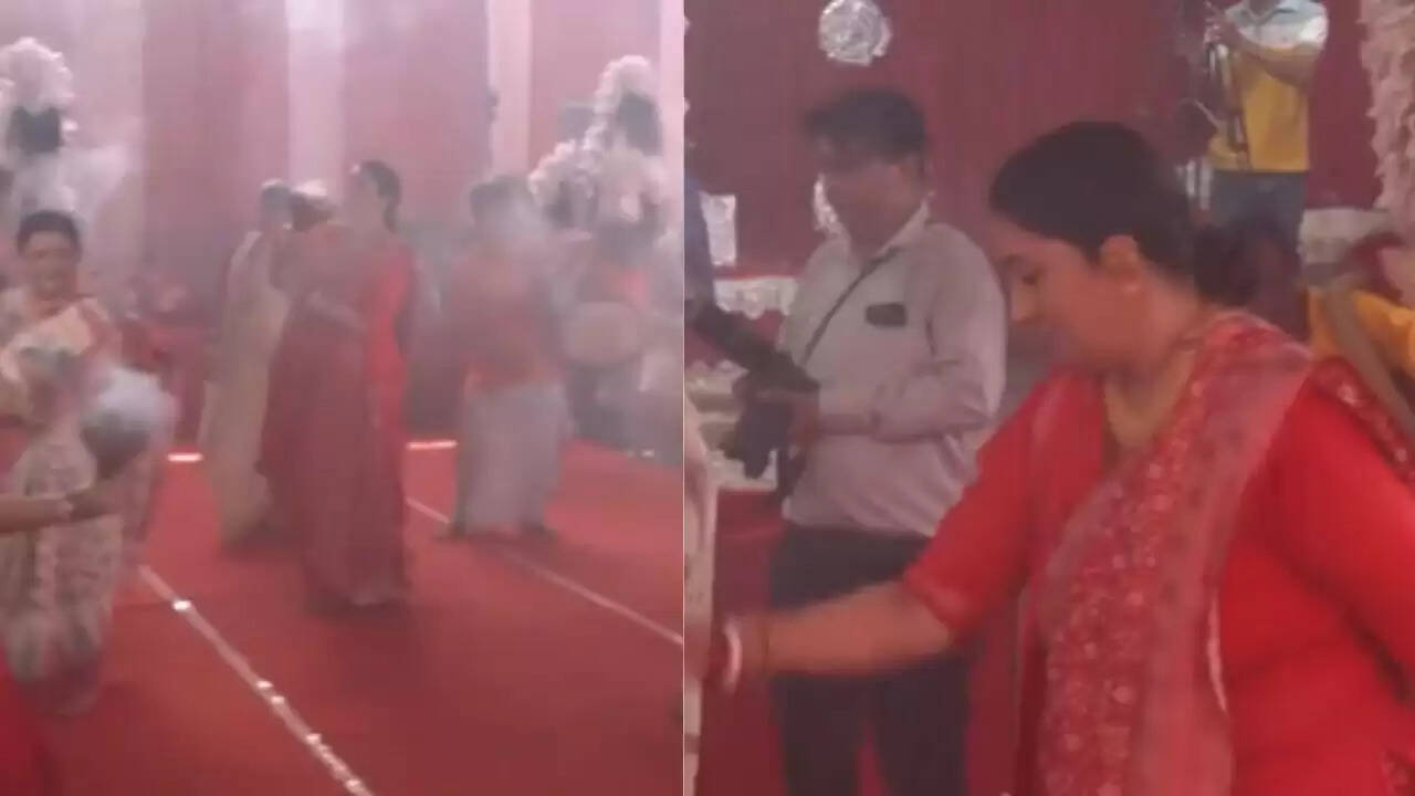 स्मृति ईरानी का धुनुची नृत्य: दुर्गा पूजा में सांस्कृतिक उत्सव का जश्न